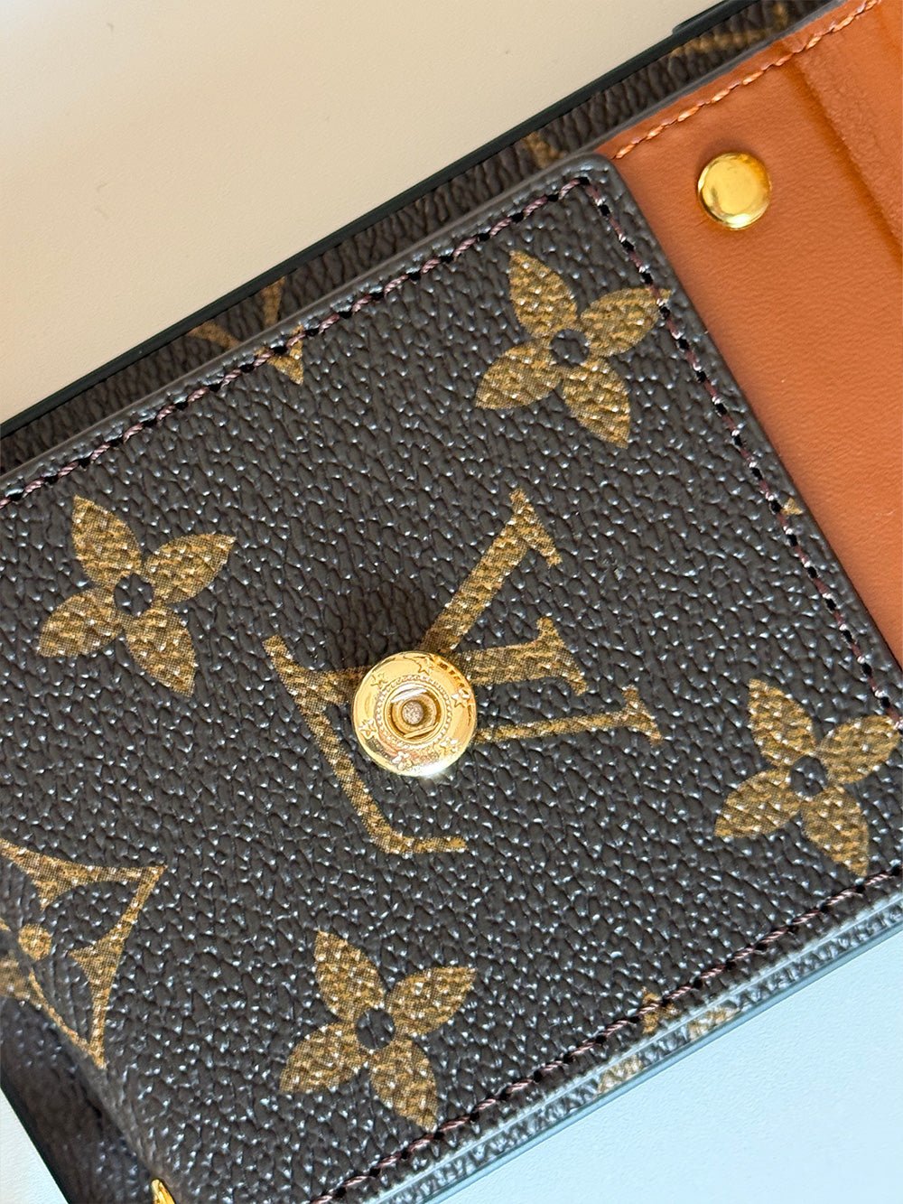 Brown iPhone case 2002 | Accordion card holder (subject to the video) - The Luxe Case