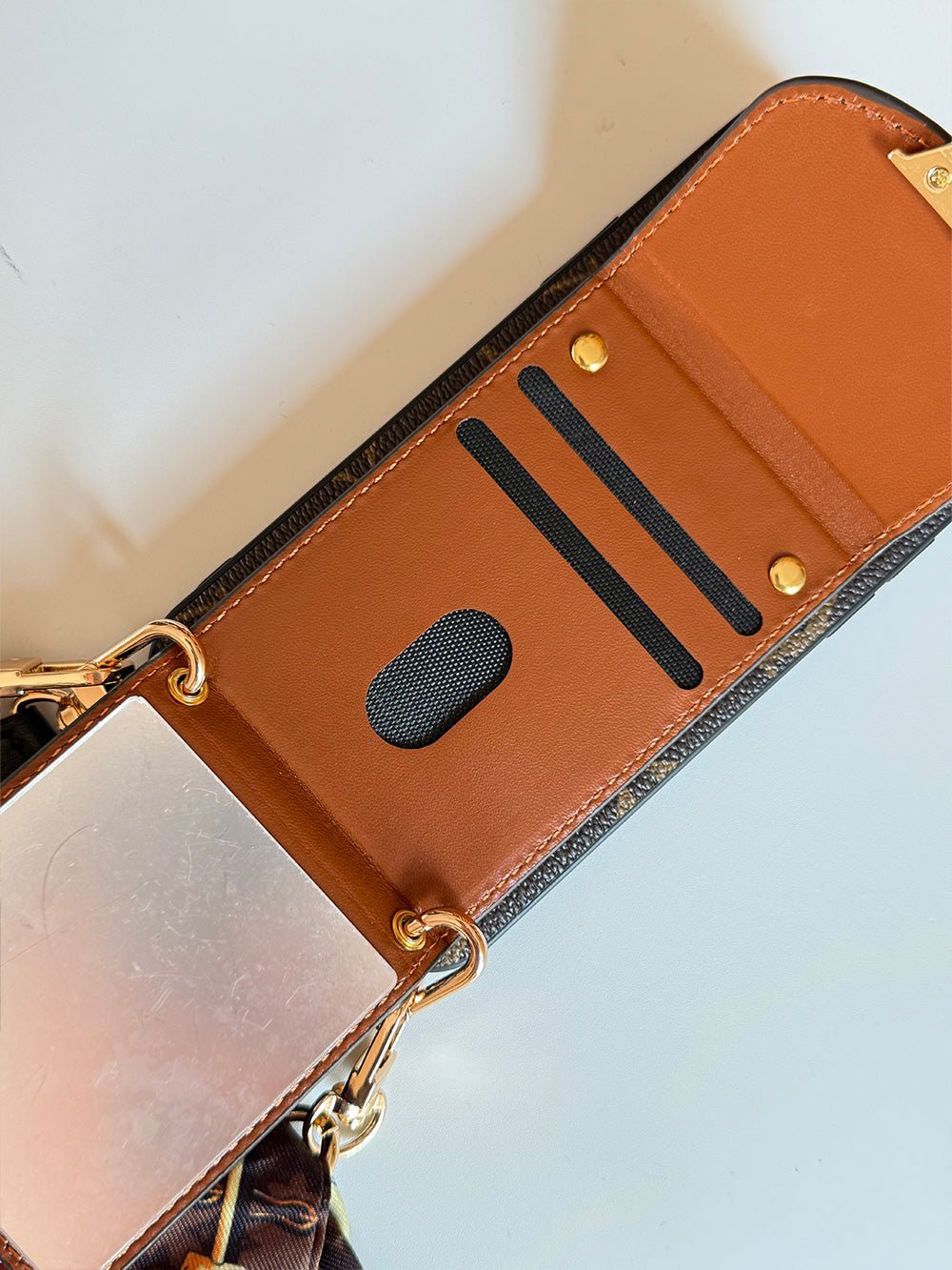 Brown iPhone case 2002 | Accordion card holder (subject to the video) - The Luxe Case